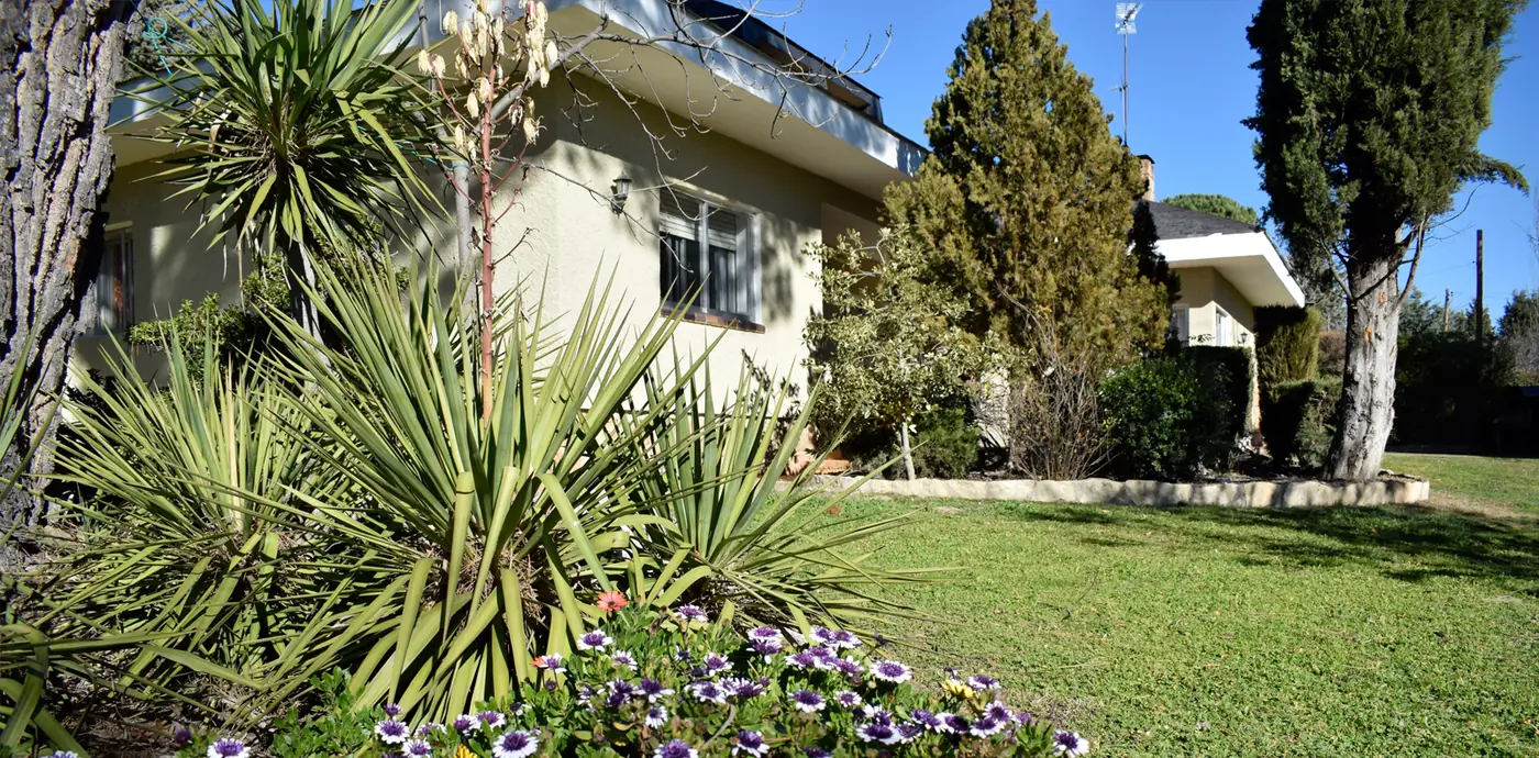 Jardín del centro residencial en Moralzarzal, Sierra de Madrid