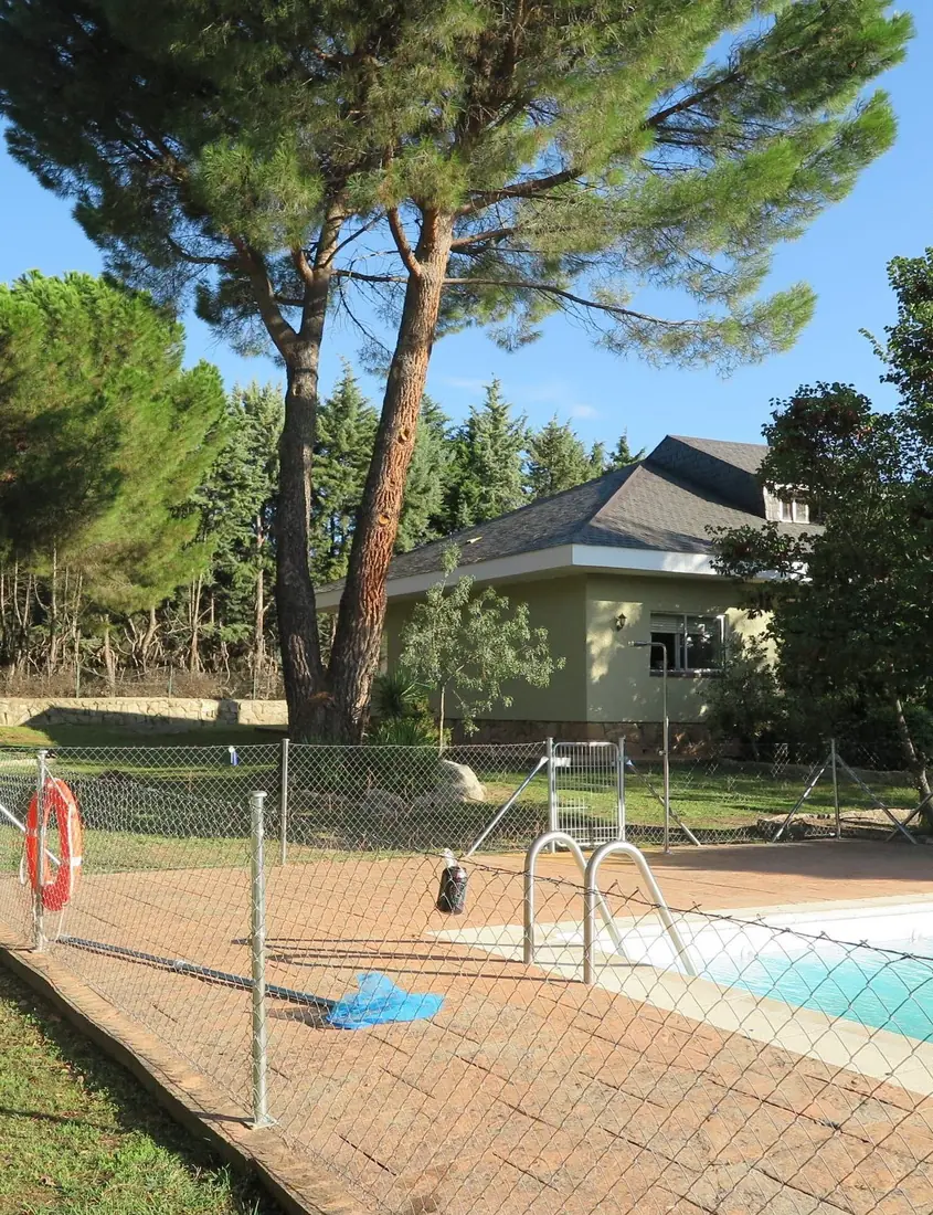 Jardín y piscina del centro de desintoxicación residencial Metta Alpha en Moralzarzal