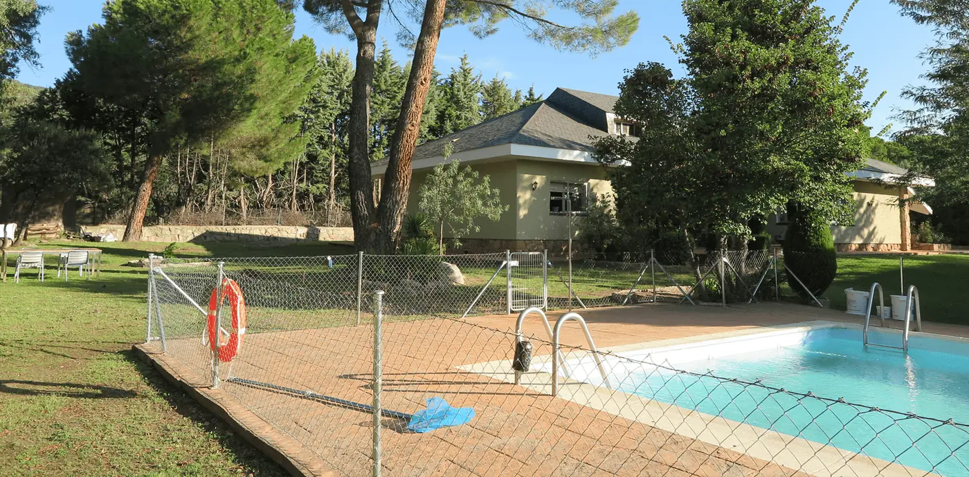 Piscina del centro de desintoxicación en Moralzarzal