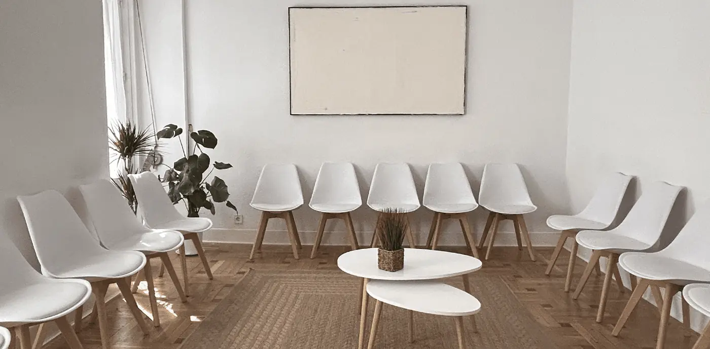 Sala de terapia grupal del centro ambulatorio de adicciones en Madrid